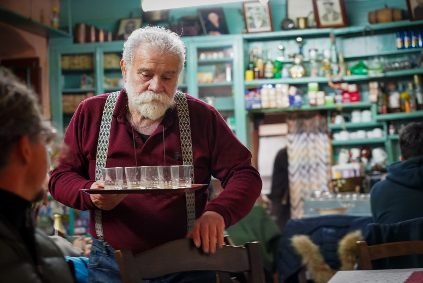 Scene chez l habitant, tzoumerka — vallée de matsouki, lors d’une itinérance à ski en Grèce.